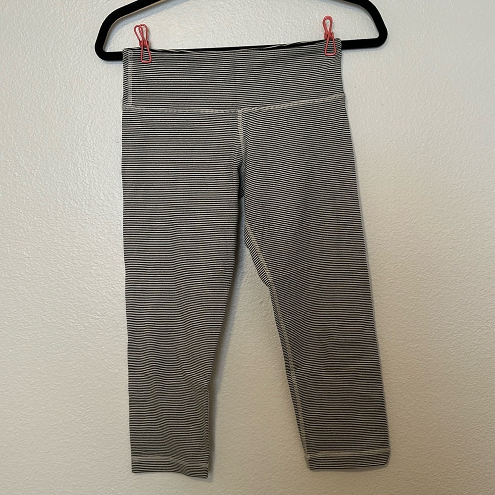 Lululemon wunder under crops size 6 in a striped ivory/black pattern.